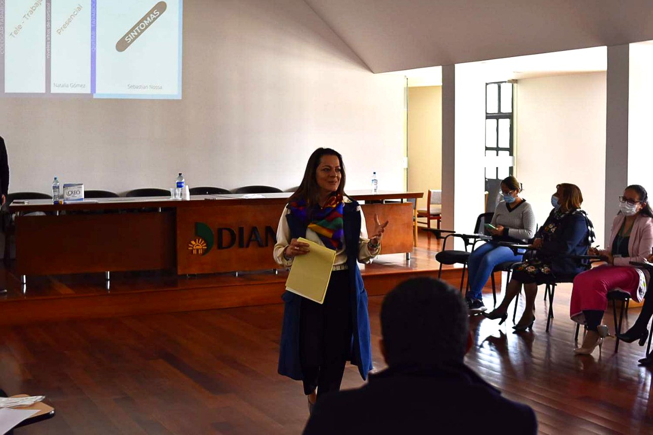 Natalia guiando un taller institucional del Método Nata en la DIAN — Tunja, Boyacá